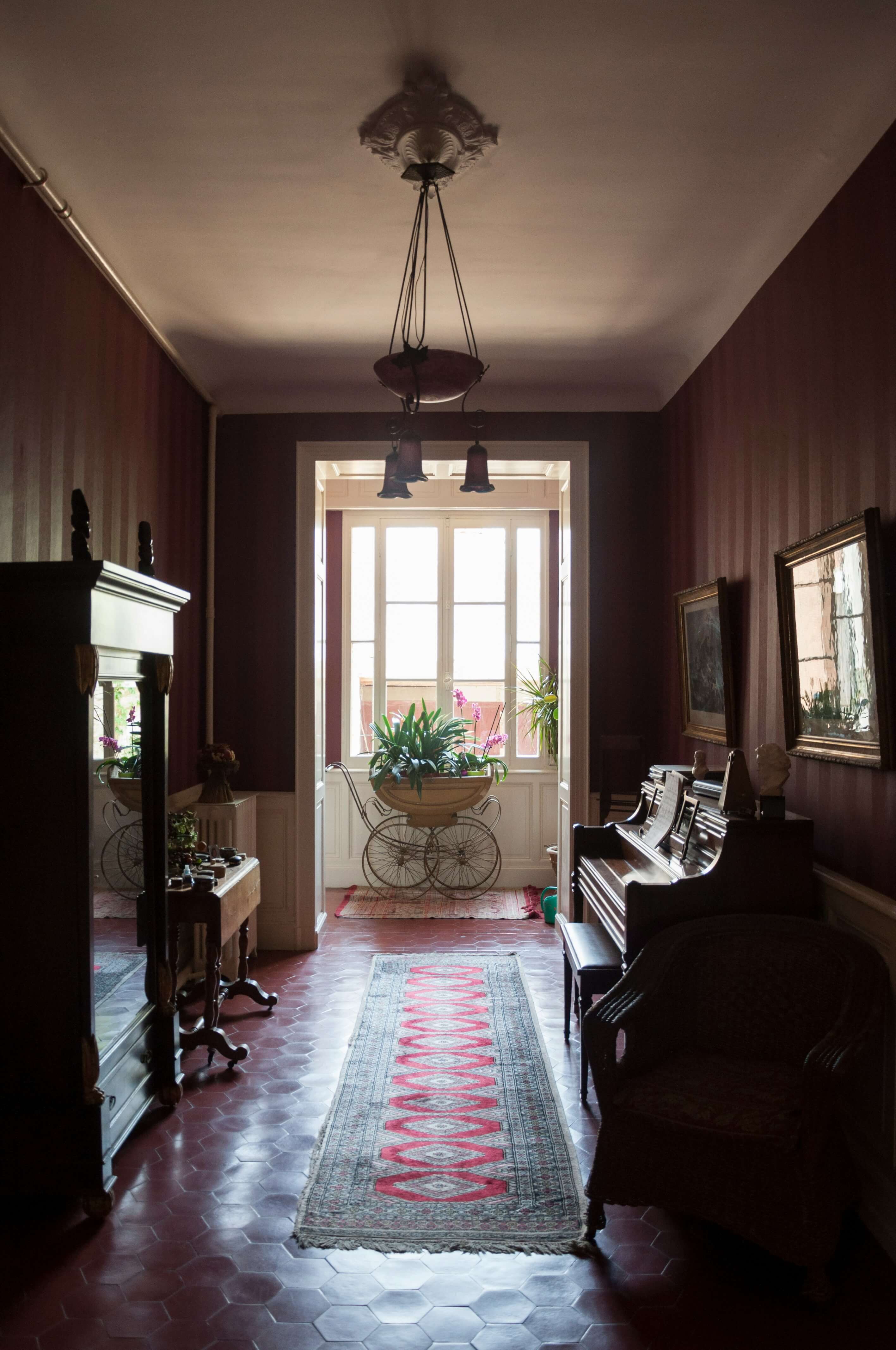 Styling Vintage Pieces in a Modern Home: 5 Tips That Actually Work